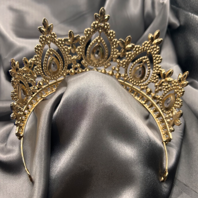 Tiara with blue stones
