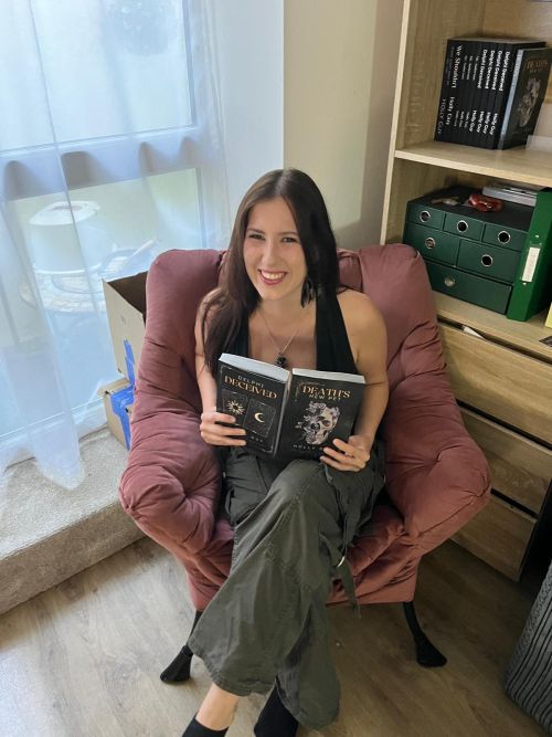 Holly Guy (dark romance & erotic horror author)